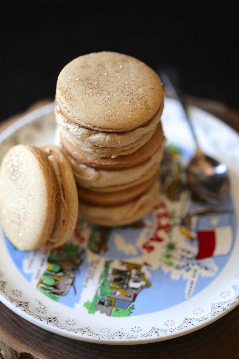 Brown butter icing + {GIVEAWAY!} on brown sugar & spice cookie sandwiches