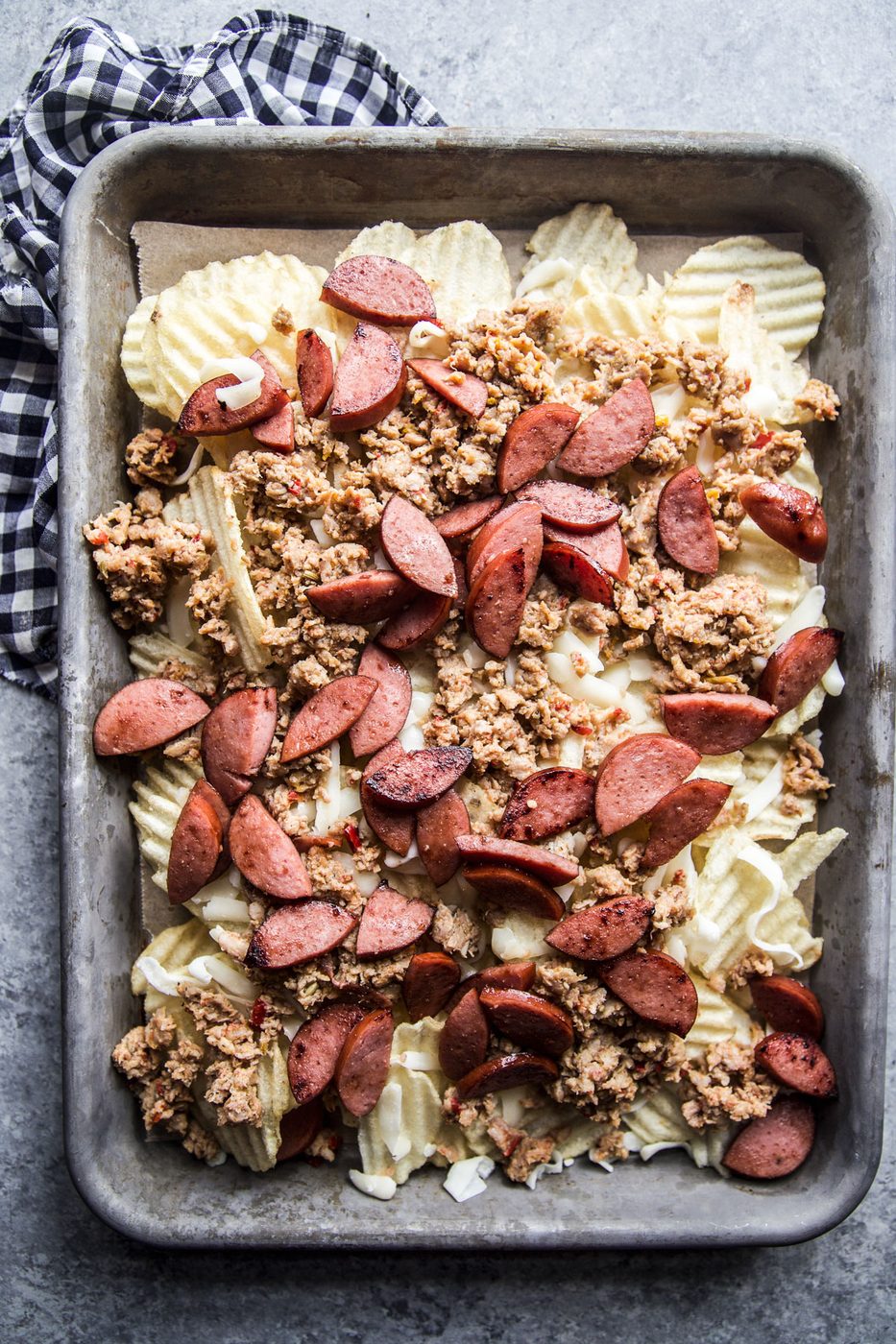 tray with chips, chicken and sausage