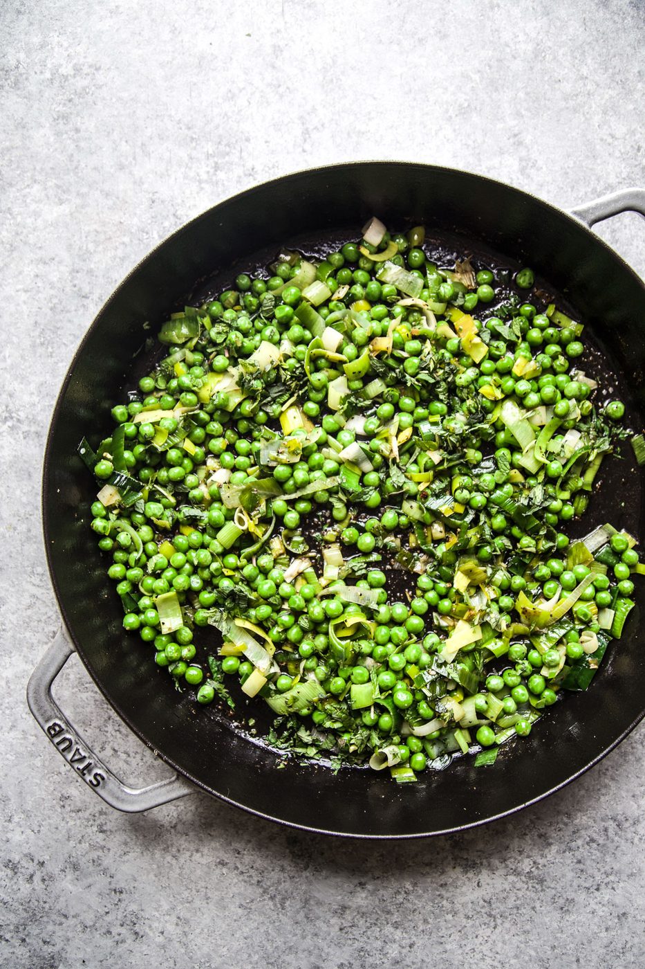 peas and leeks in a skillet