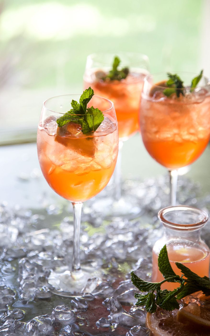 Fresh Mint on rosé-Aperol Spritz