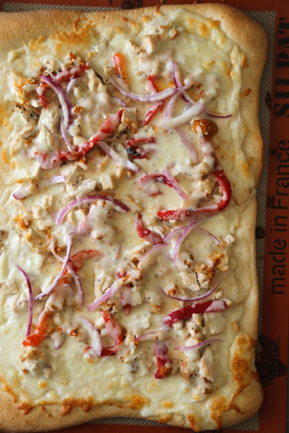 tunisian chicken pizza with olives & roasted red peppers