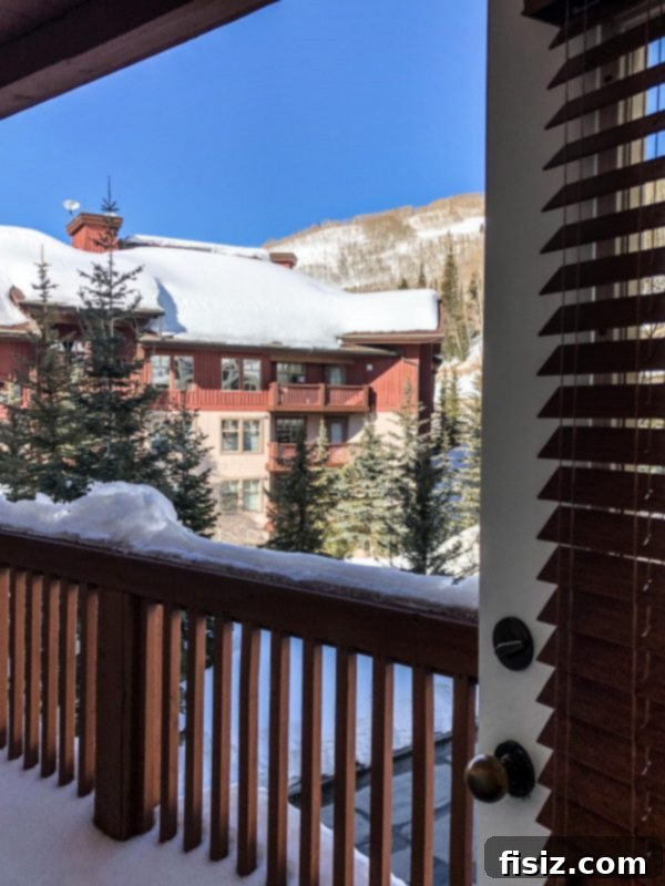 Solitude Mountain Resort: The Ultimate Family Getaway 7 Spacious living room and dining area, ideal for families, at Solitude Mountain Resort