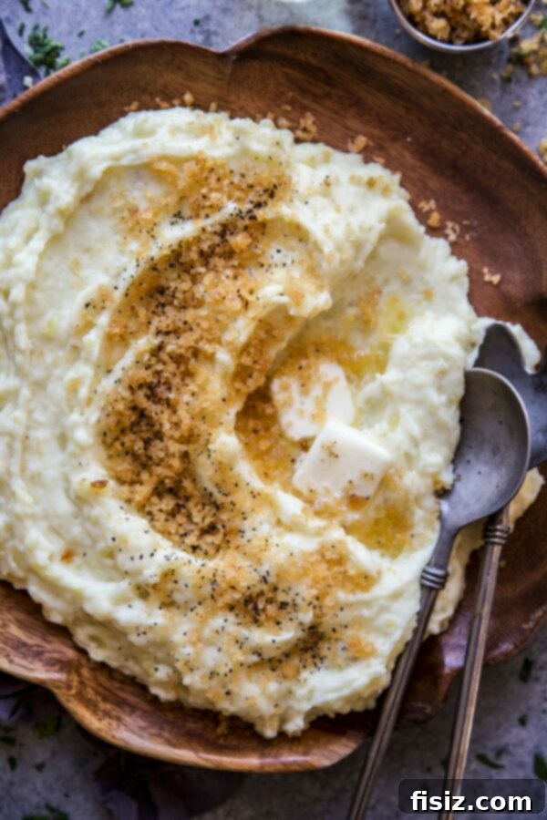 Effortless Mashed Potatoes with a Crispy Chip Crown 2 Creamy mashed potatoes in a bowl with a crunchy potato chip topping